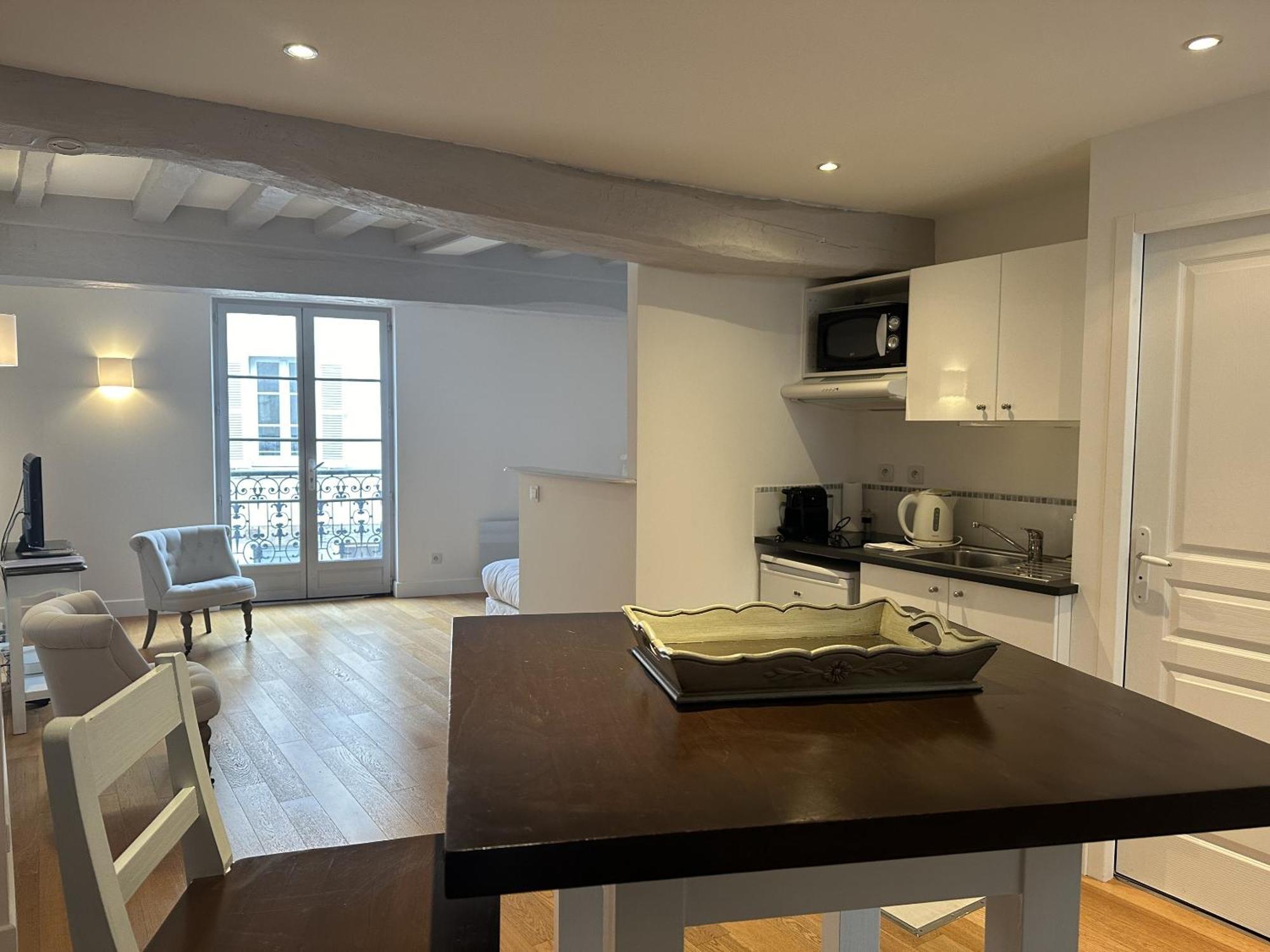 Batisse Paradis- 3 Appartements Calmes Et Elegants Au Centre Historique De Beaune 본느 객실 사진