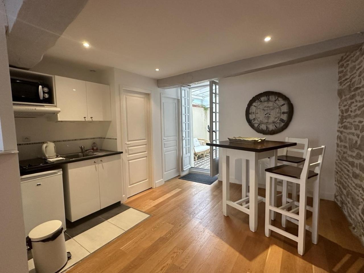 Batisse Paradis- 3 Appartements Calmes Et Elegants Au Centre Historique De Beaune 본느 객실 사진